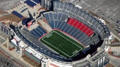 国足青春浪潮涌动，伊万科维奇贡献显著。